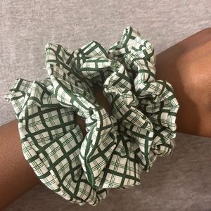 Hi I will be selling these handmade scrunchies I made in my sewing machine.